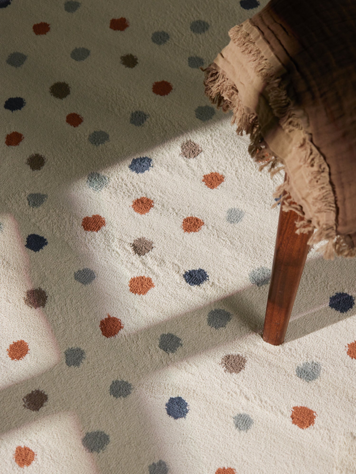 EVENTYR BØRNETÆPPE KONFETTI, CREME MULTI