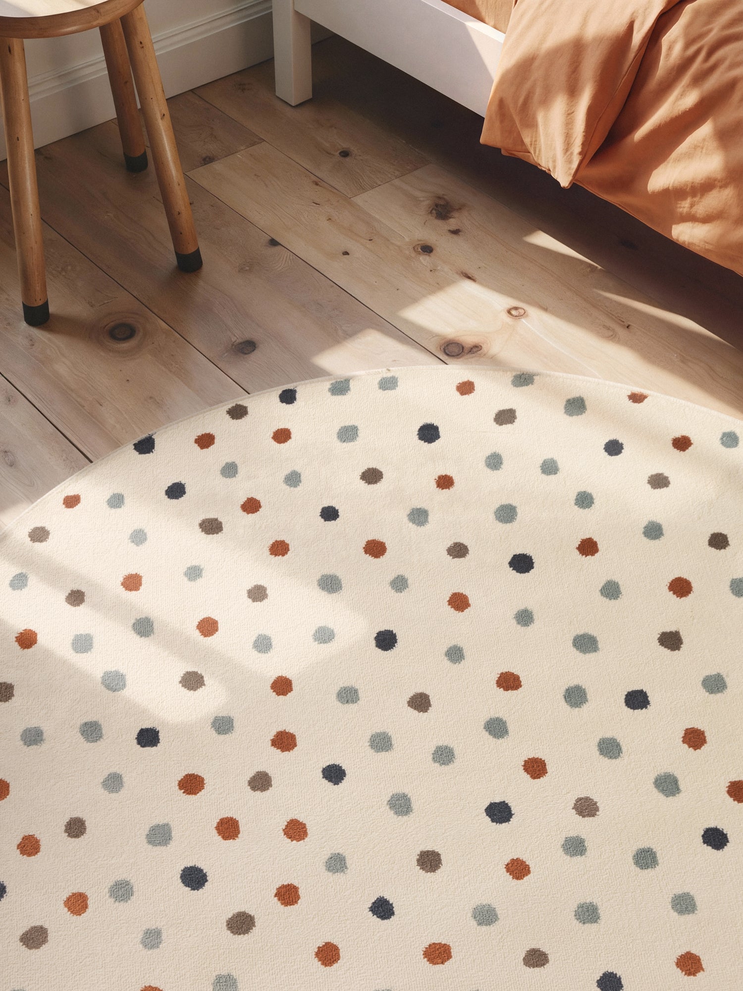 EVENTYR BØRNETÆPPE KONFETTI, CREME MULTI