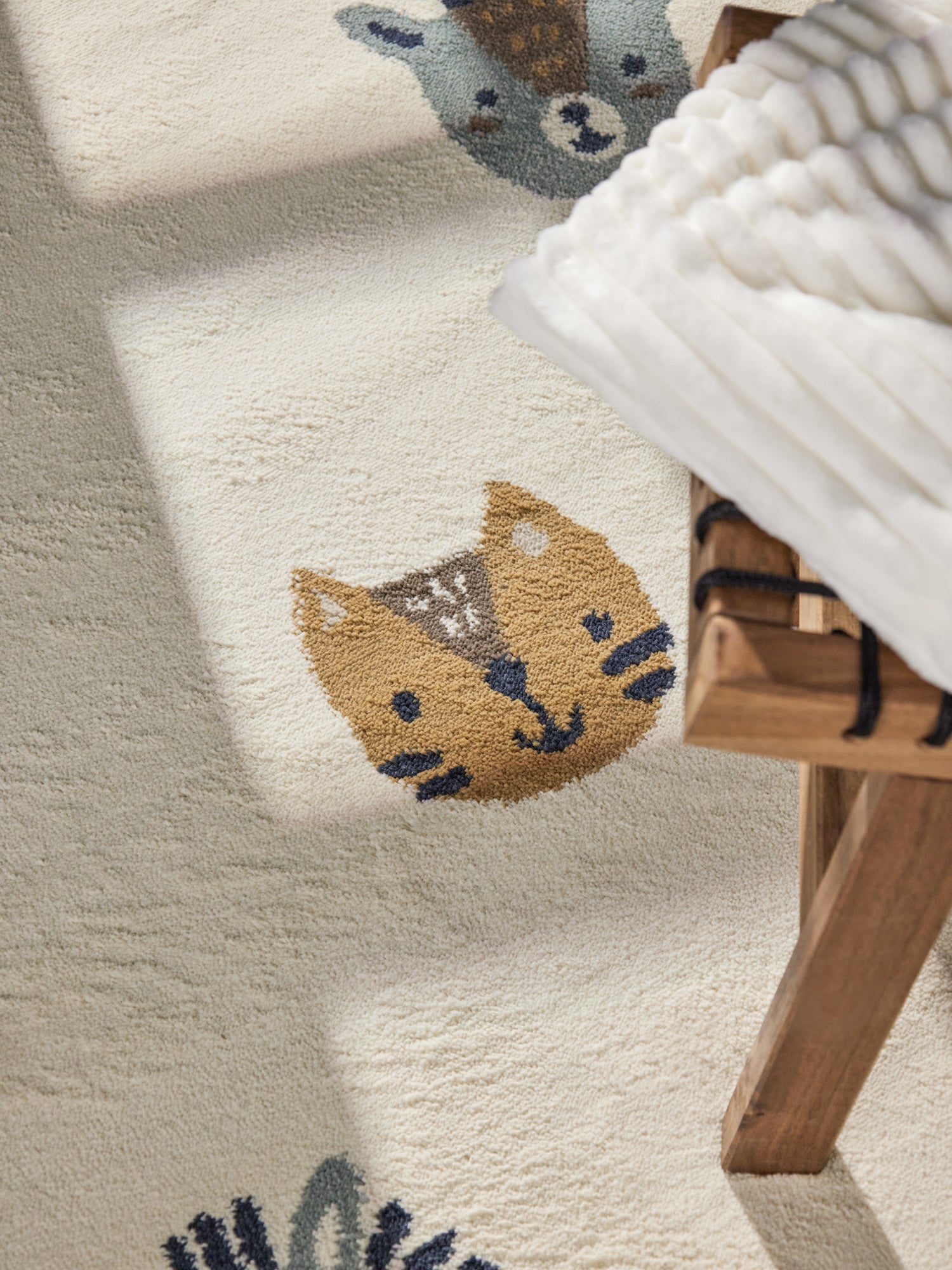 EVENTYR BØRNETÆPPE TINY ZOO, CREME MULTI