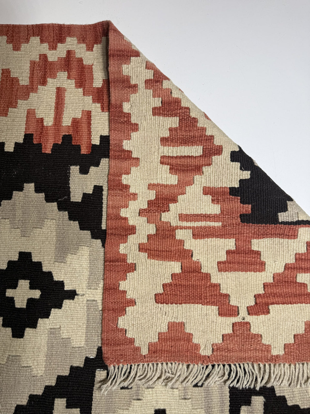 SHIRAZ HÅNDVÆVET PERSISK KELIM TÆPPE, SORT-TERRACOTTA