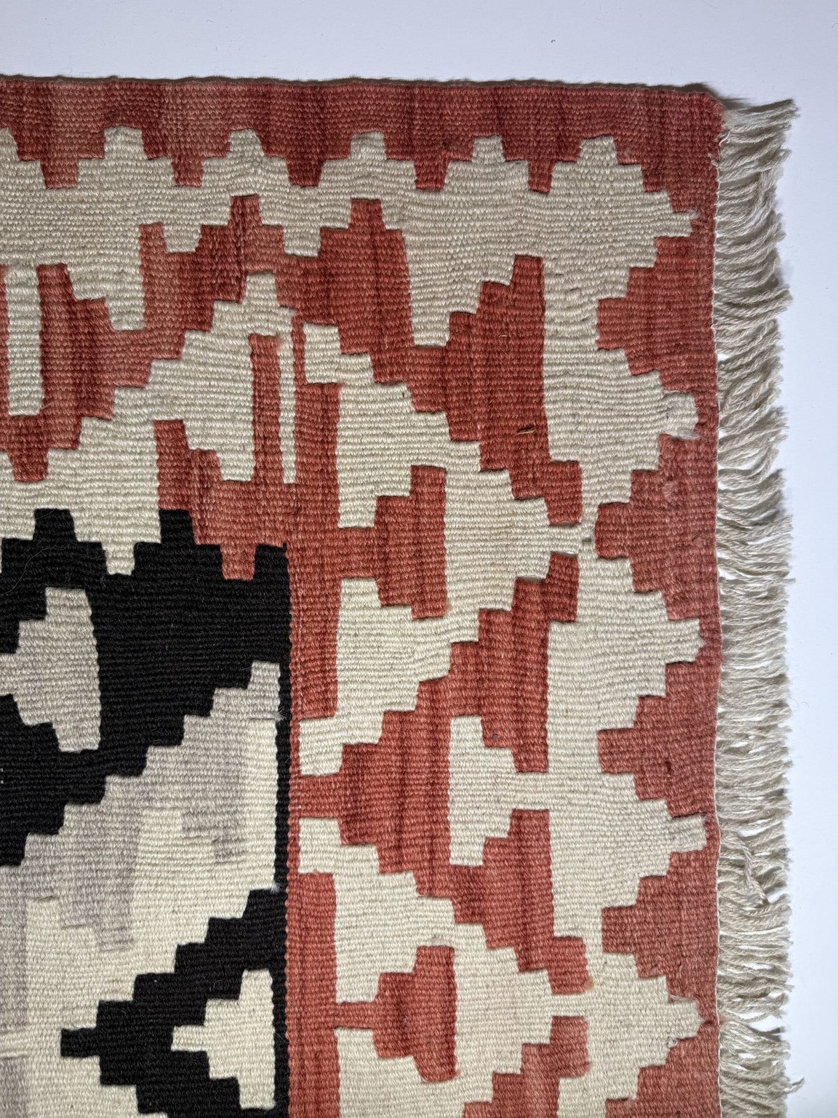 SHIRAZ HÅNDVÆVET PERSISK KELIM TÆPPE, SORT-TERRACOTTA