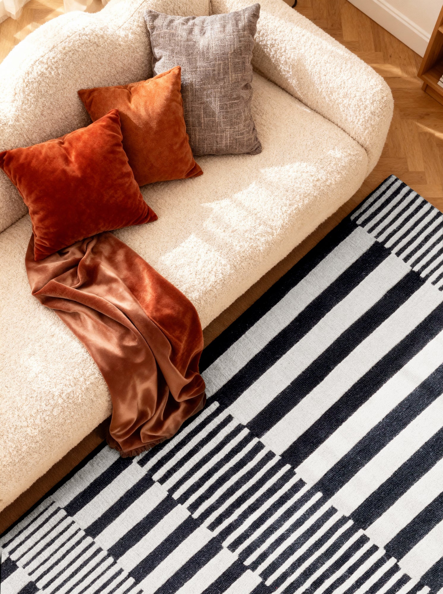 ELLE DECORATION STRYVE ULDTÆPPE PULSE, SORT-HVID