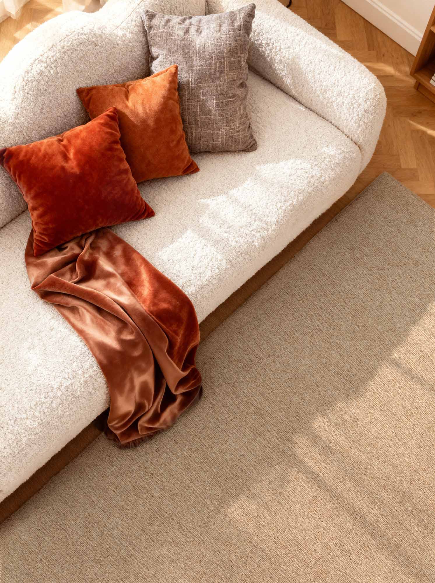 ELLE DECORATION PURISTIC FINE BOUCLE ULDTÆPPE, KNOTS NATURLIG BEIGE