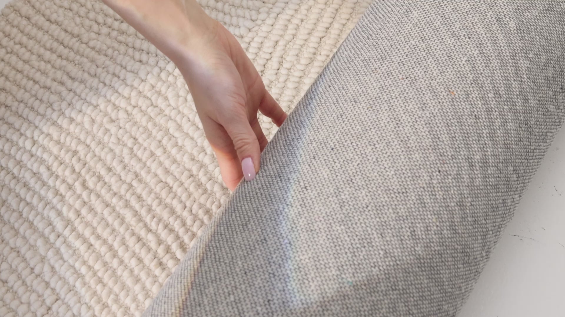Indlæs video: ELIN ULDTÆPPE, NATURLIG HVID 106220