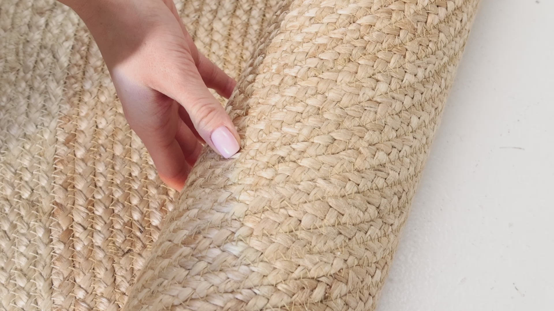 Indlæs video: JUTZA JUTE TÆPPE, 106226 GYLDEN-IVORY