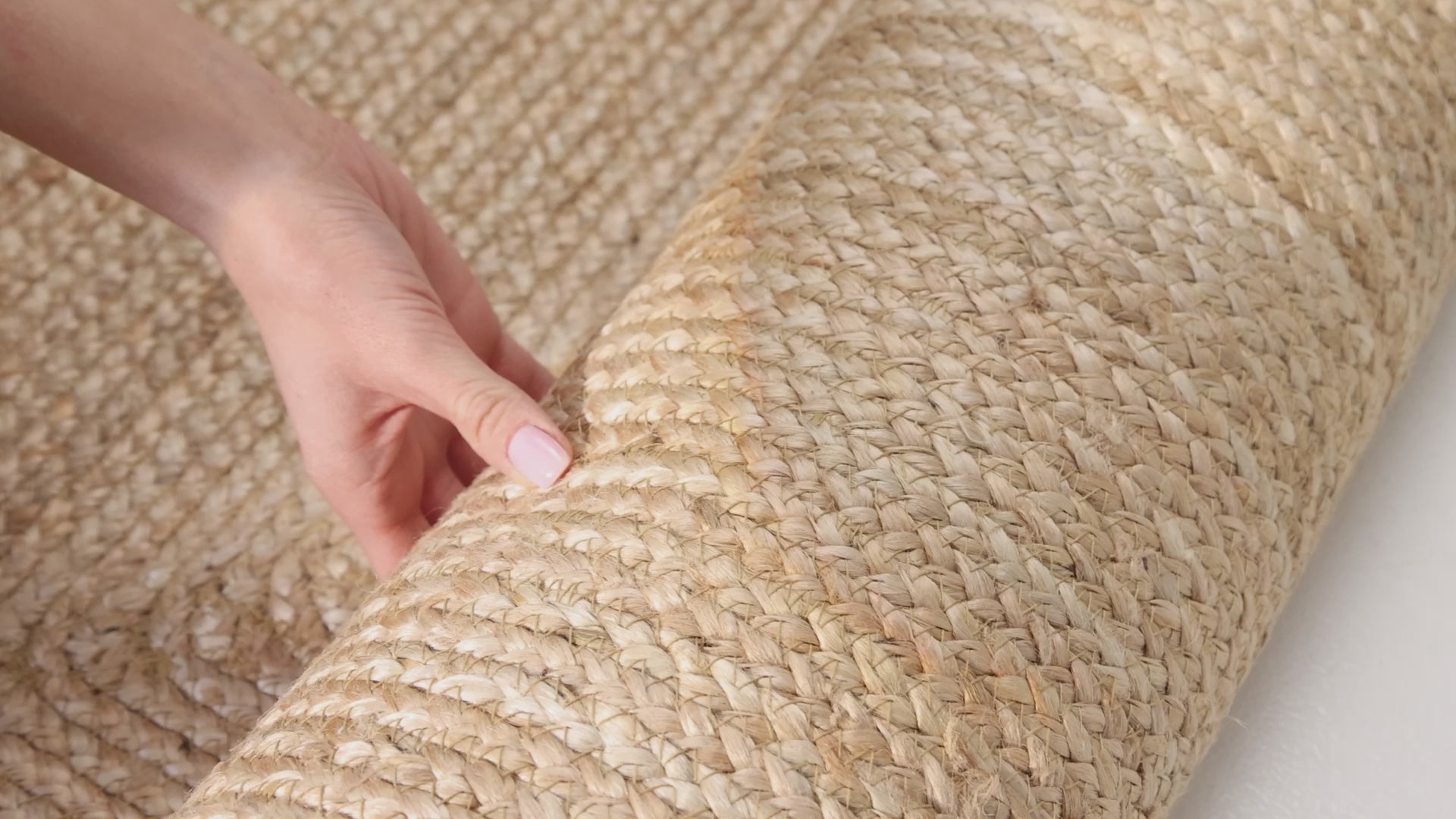 Indlæs video: SARILA JUTE TÆPPE, 106222 NATUR-HVID